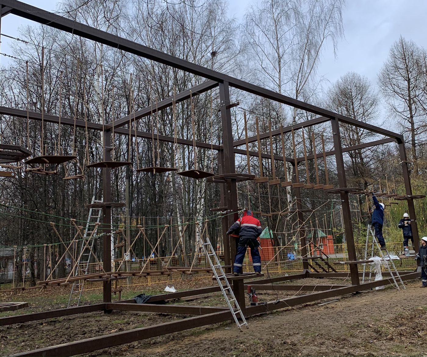 Произвели монтаж этапов веревочного парка в г. Королев